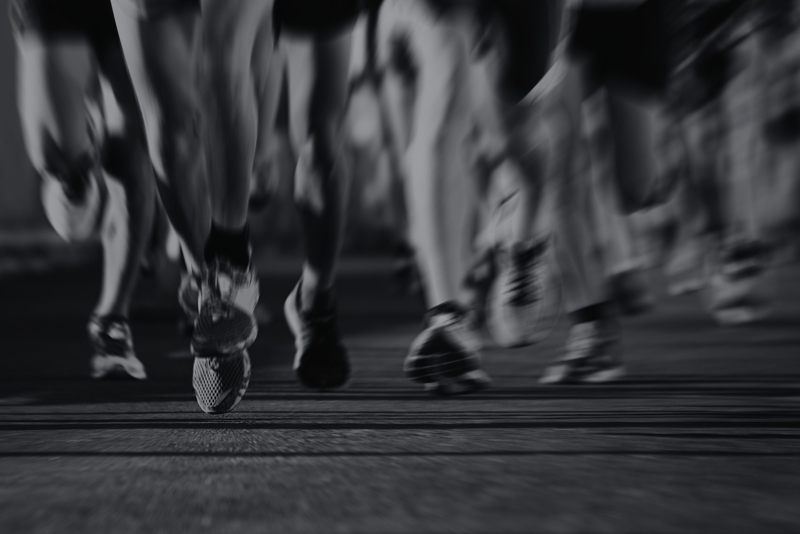 Corredores en el asfalto